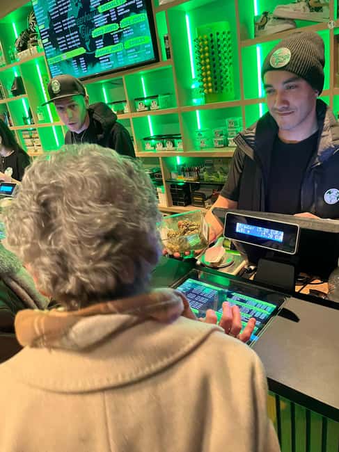 Sprechen Sie Gras? German Tour of Amsterdam's Coffeeshops - The Joint-Rolling Lesson: The Part That Makes It Practical