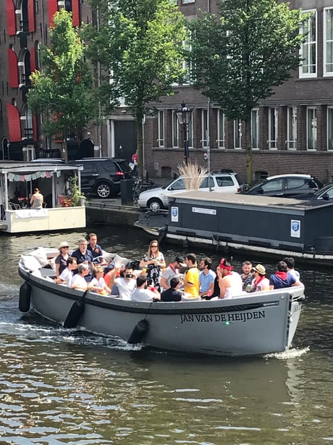 Visit Amsterdam by Boat with a French Guide (french) - Oosterdokskade 8: the meeting point you can actually find